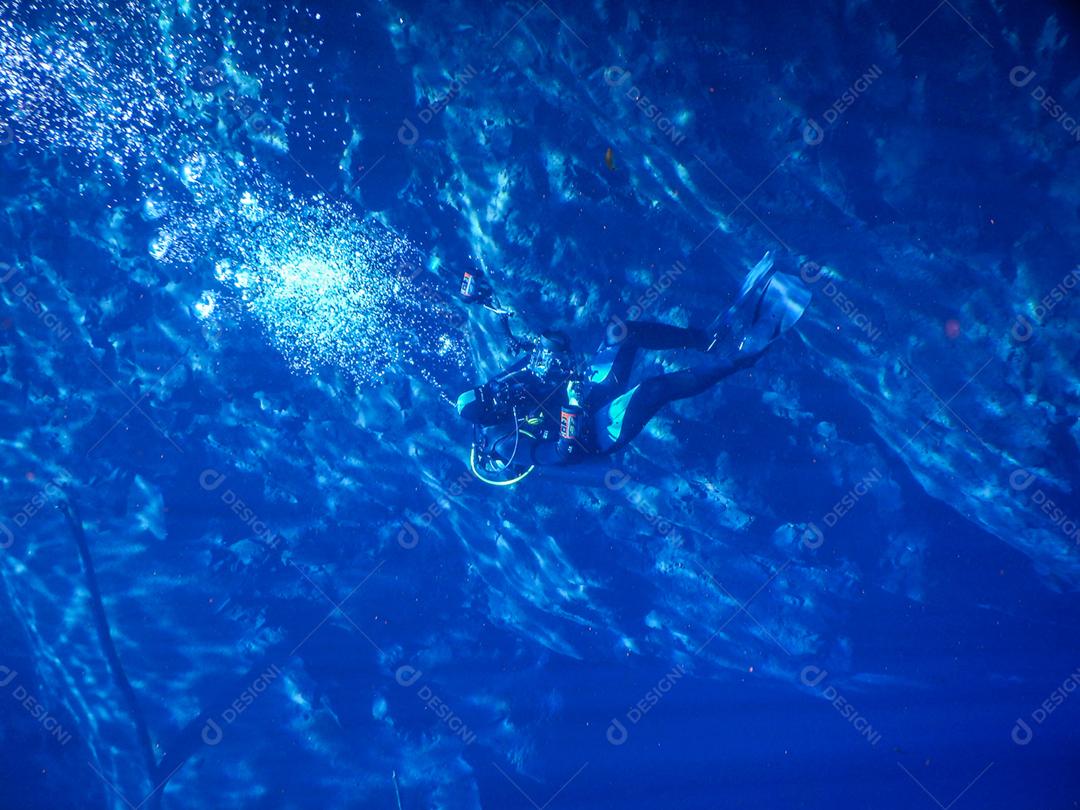 Praticando mergulho e snorkeling, lagoa misteriosa, bela lagoa de água azul turquesa transparente