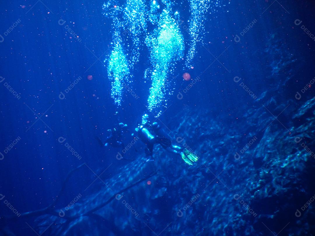 Praticando mergulho e snorkeling, lagoa misteriosa, bela lagoa de água azul turquesa transparente