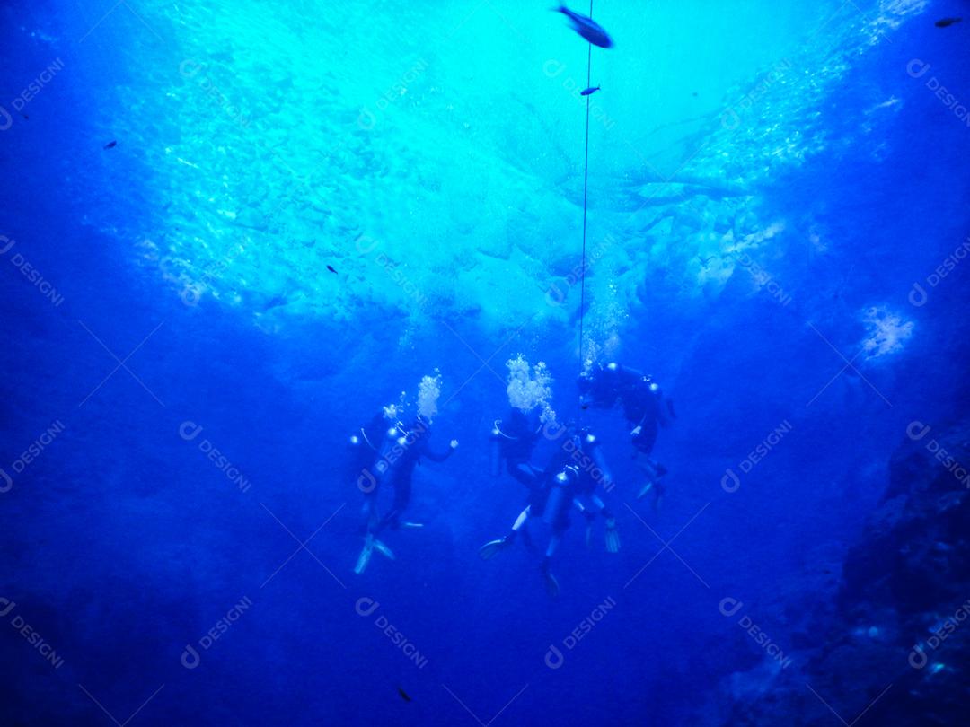 Praticando mergulho e snorkeling, lagoa misteriosa, bela lagoa de água azul turquesa transparente