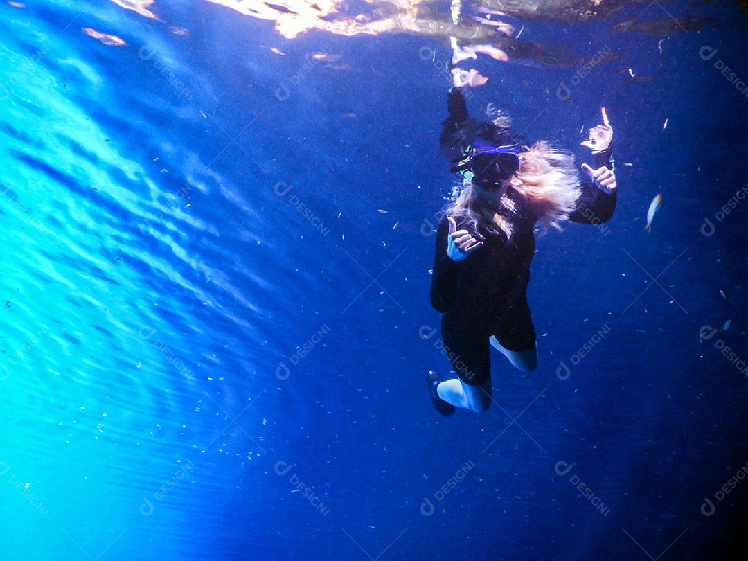 Praticando mergulho e snorkeling, lagoa misteriosa, bela lagoa de água azul turquesa transparente