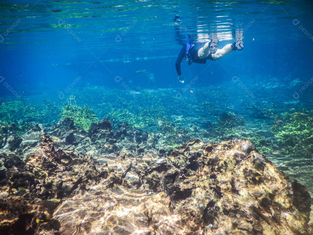 Praticando mergulho e snorkeling, lagoa misteriosa, bela lagoa de água azul turquesa transparente