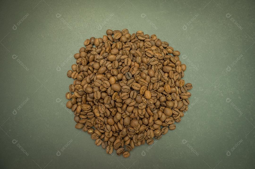 Café Em Graõs sobre uma mesa de madeira