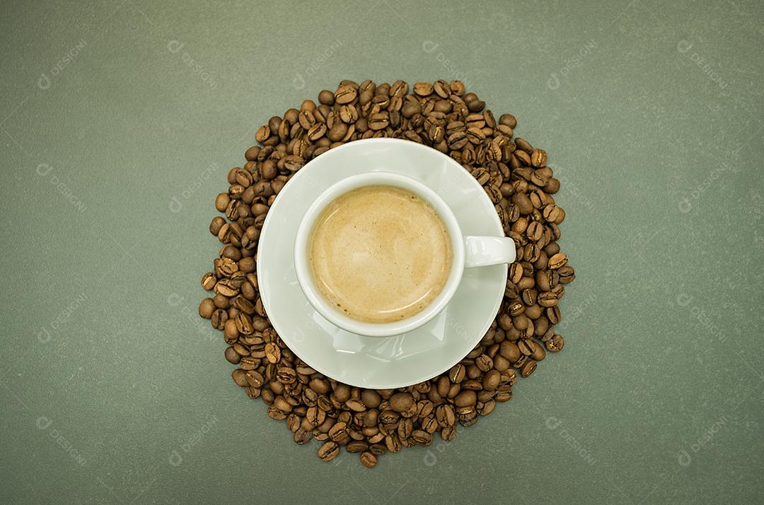 Café Em Graõs Sobre Madeira Rústica Xícara