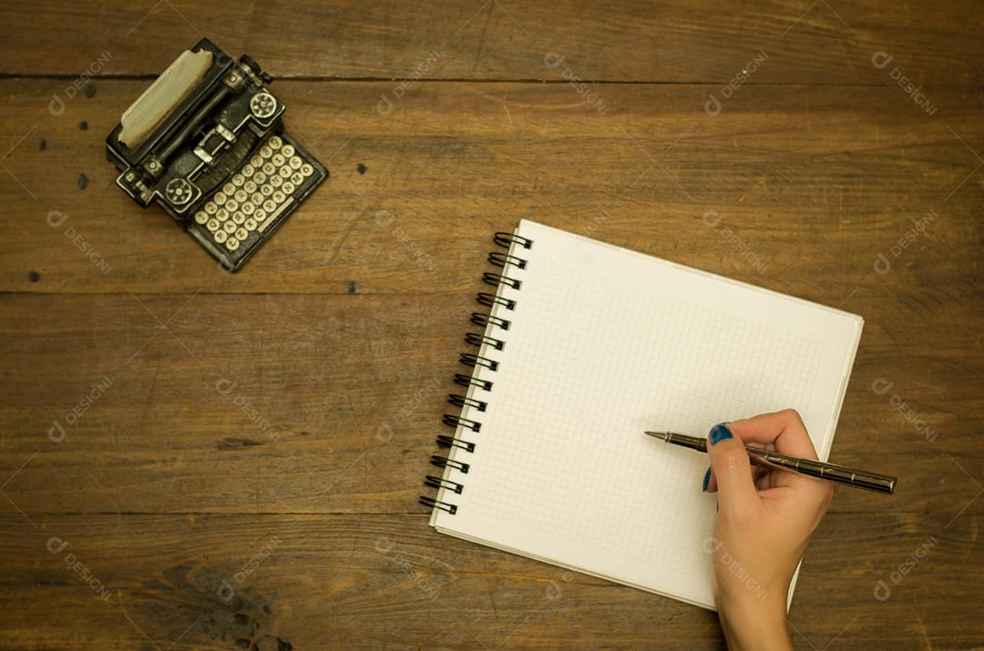 Caderno caneta sobre fundo de madeira