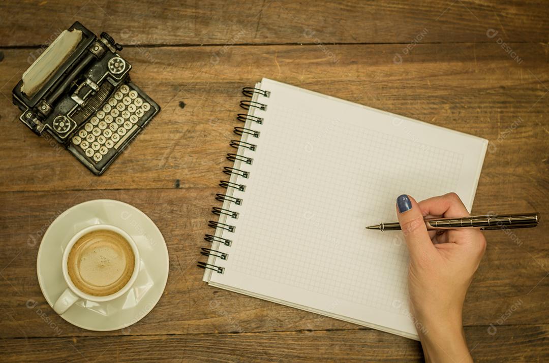 Caderno caneta sobre fundo de madeira