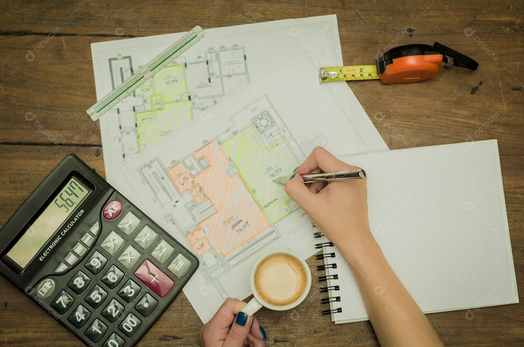 Mulher assinando papel Notebook calculadora