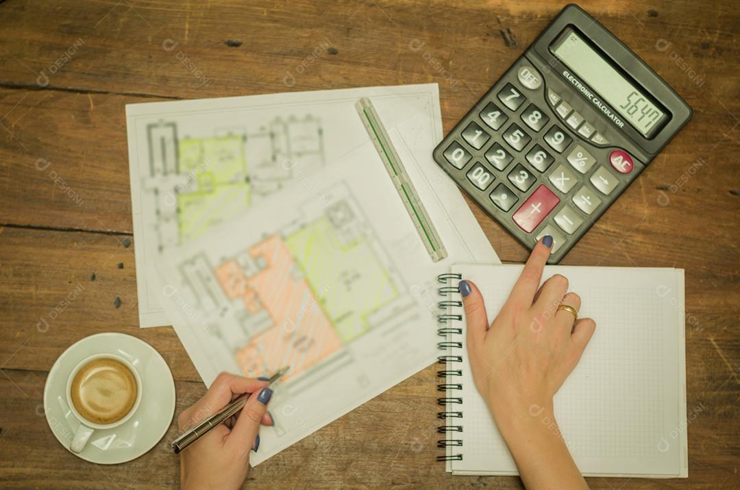 Mulher assinando papel Notebook calculadora