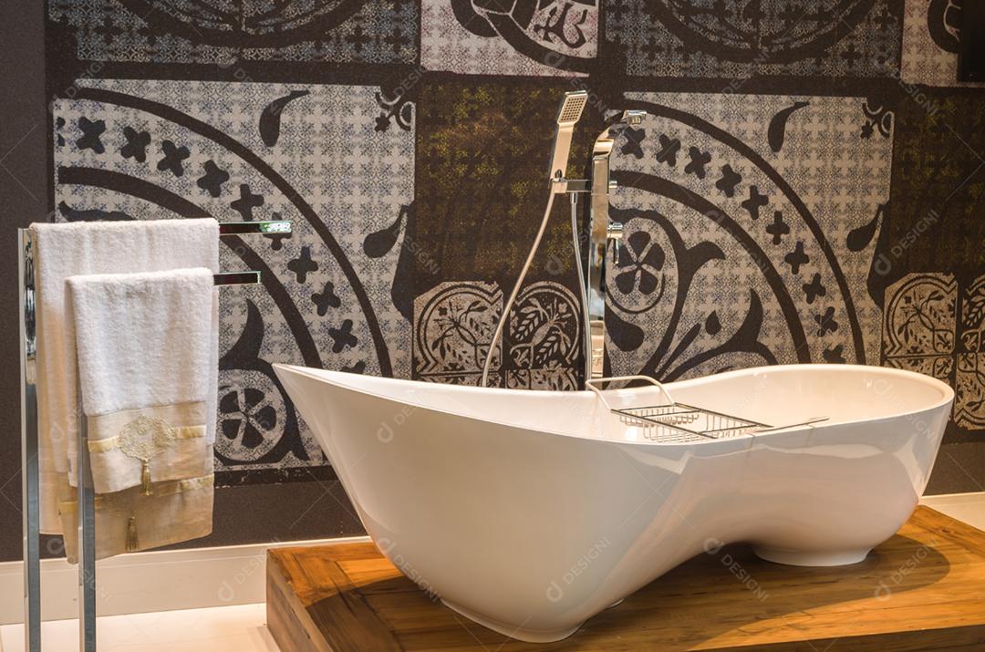 Banheiro pia torneira toalhas sobre fundo papel de parede