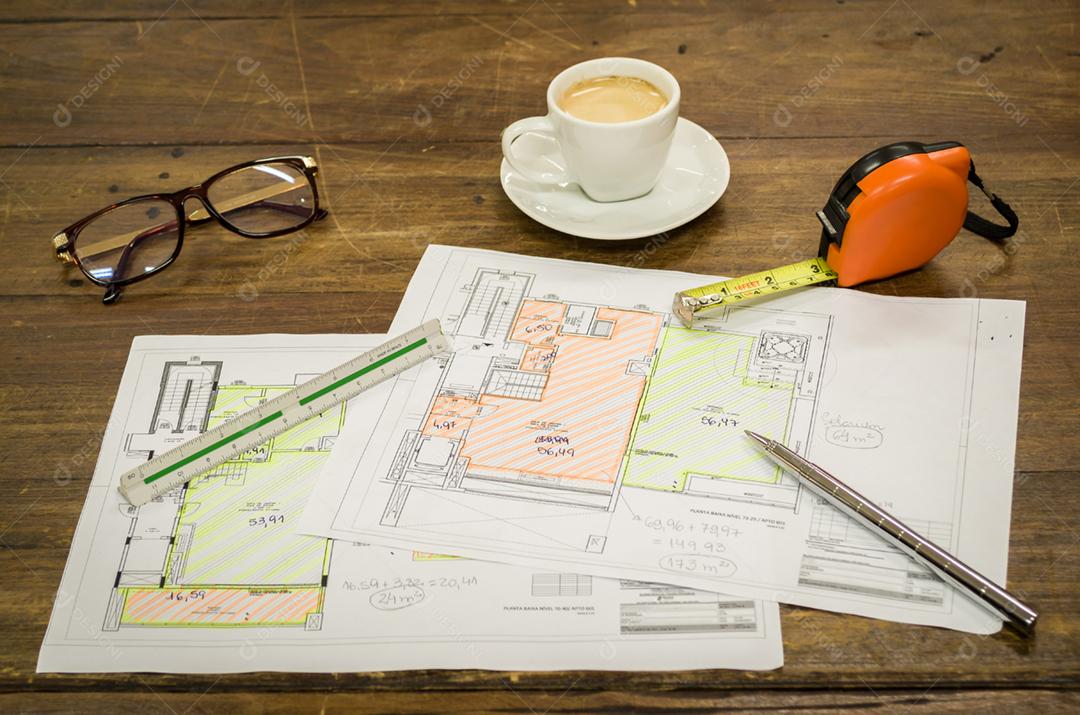 Papel caneta engenharia xicaras de cafe bebida fita metrica oculos