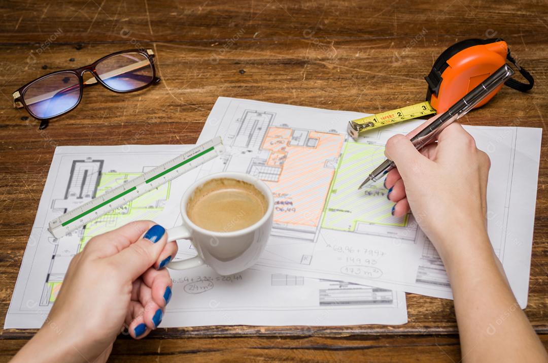 Papel caneta engenharia xicaras de cafe bebida fita metrica oculos