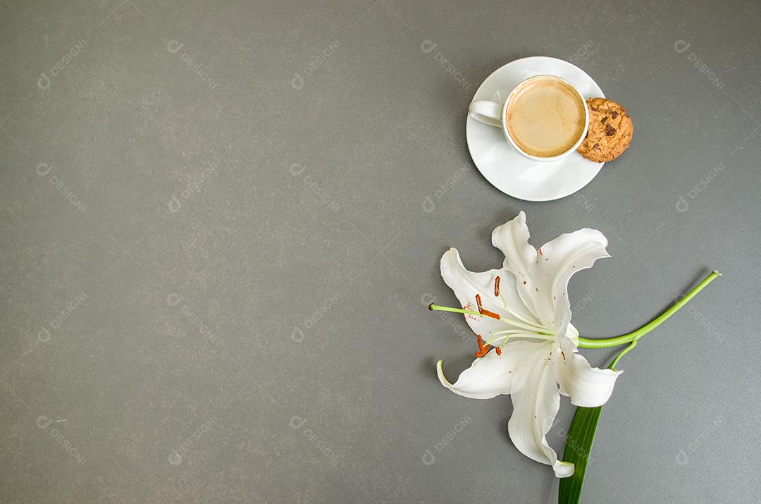 Mesa posta, café, biscoitos flor lírio com fundo escuro