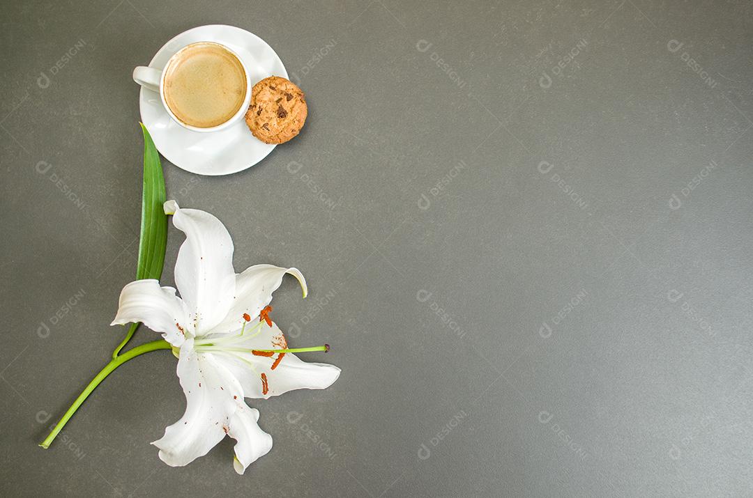 Mesa posta, café, biscoitos flor lírio com fundo escuro