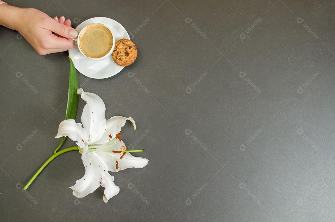 Mesa posta, café, biscoitos flor lírio com fundo escuro