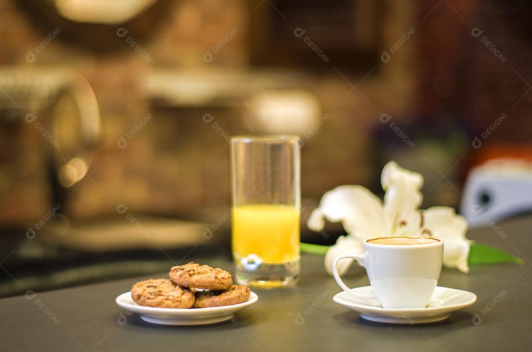 Mesa posta, café , biscoitos e suco com fundo escuro