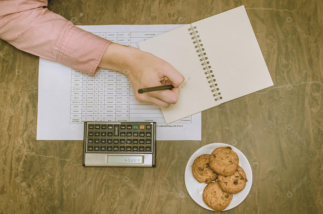 Contabilista feminina trabalhando em contas em análise de negócios com calculadora e planilhas