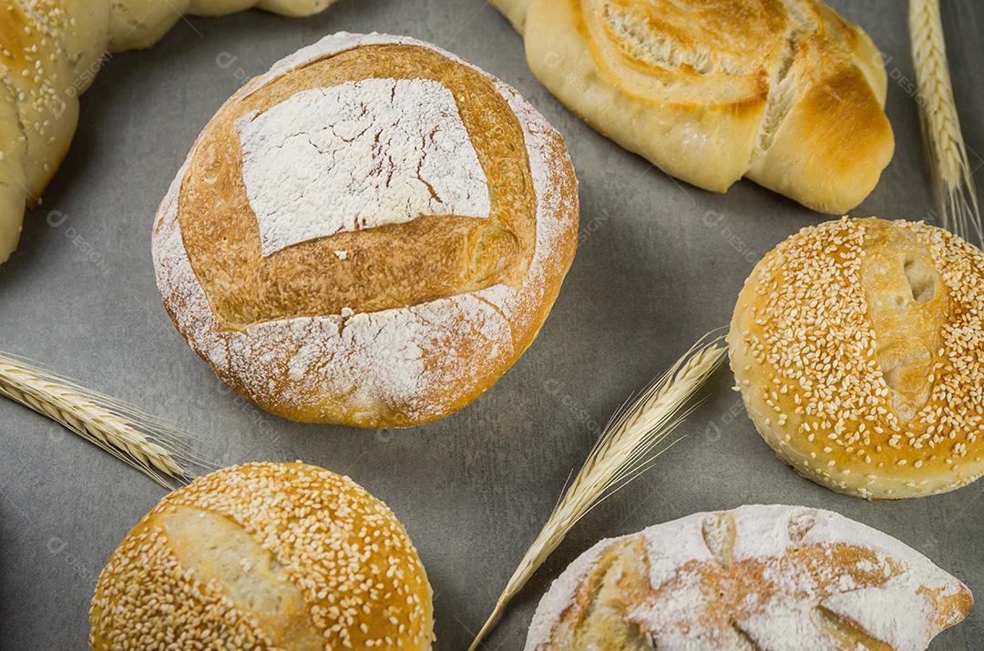 Belo pão de fermento em fundo cinza com trigo seco fl