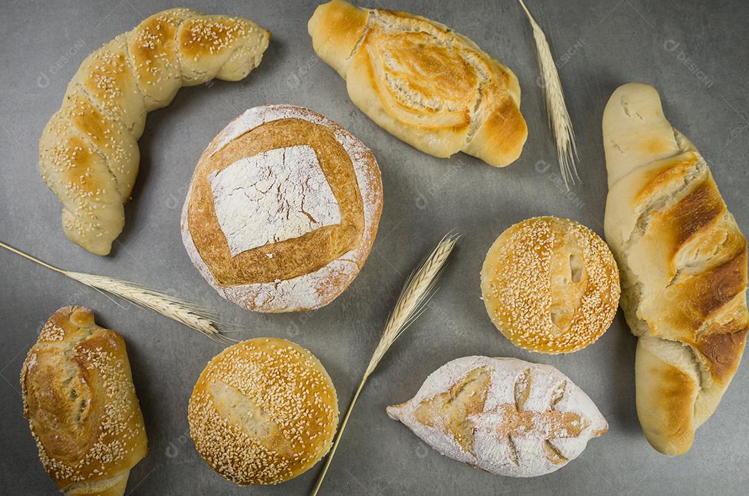 Belo pão de fermento em fundo cinza com trigo seco fl