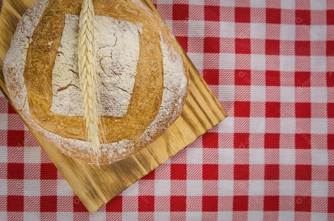 Pão de fermento bonito sendo realizado pelas mãos da mulher.