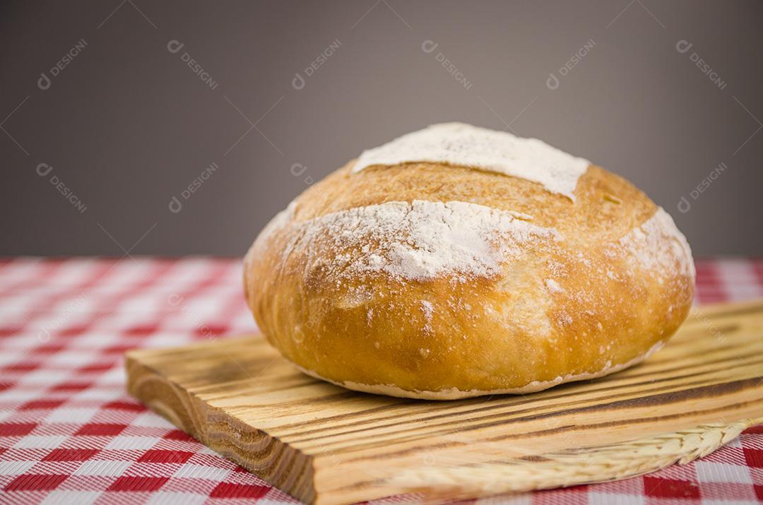 Pão de fermento bonito sendo realizado pelas mãos da mulher.