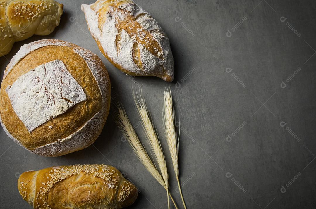 Belo pão Sourdough sendo fatiado por faca pelo han da mulher
