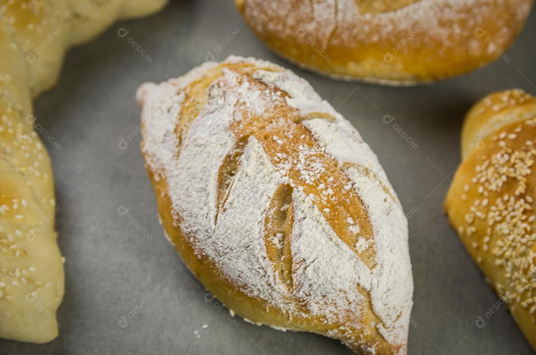 Belo pão de fermento em fundo cinza com trigo seco fl