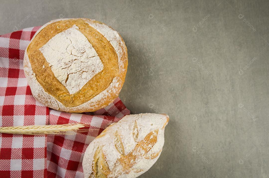 Belo pão de fermento em fundo cinza com trigo seco fl