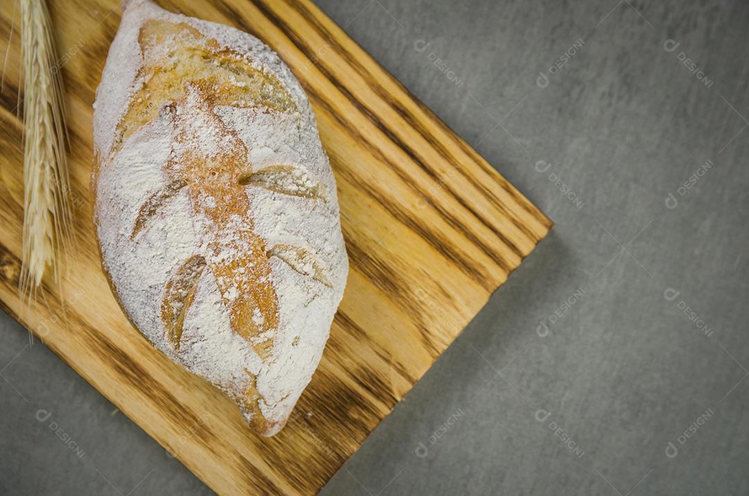 Belo pão de fermento em fundo cinza com trigo seco fl