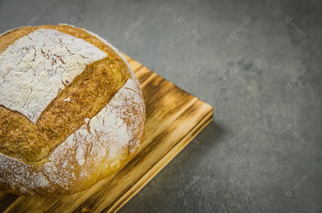 Belo pão de fermento em fundo cinza com trigo seco fl