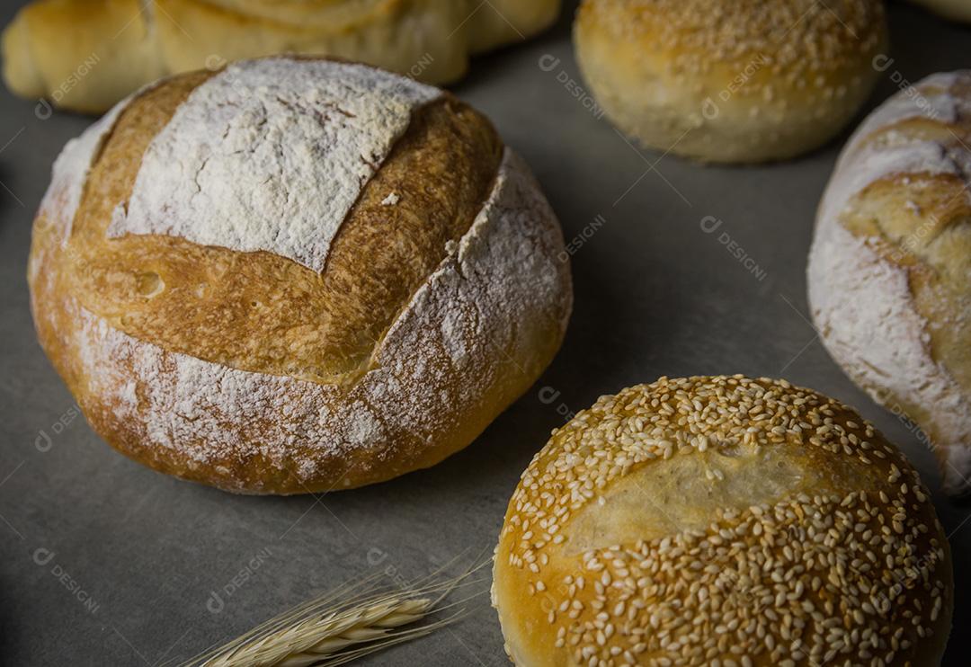 Belo pão de fermento em fundo cinza com trigo seco fl