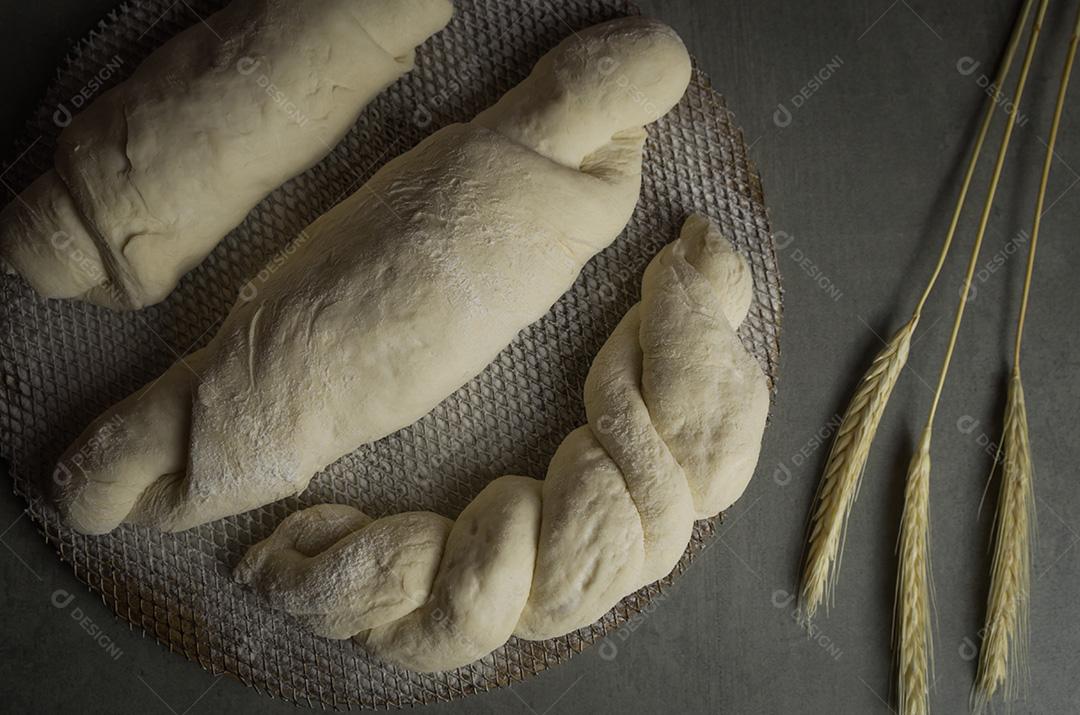 Fermentação de pão sourdough, fundo cinza