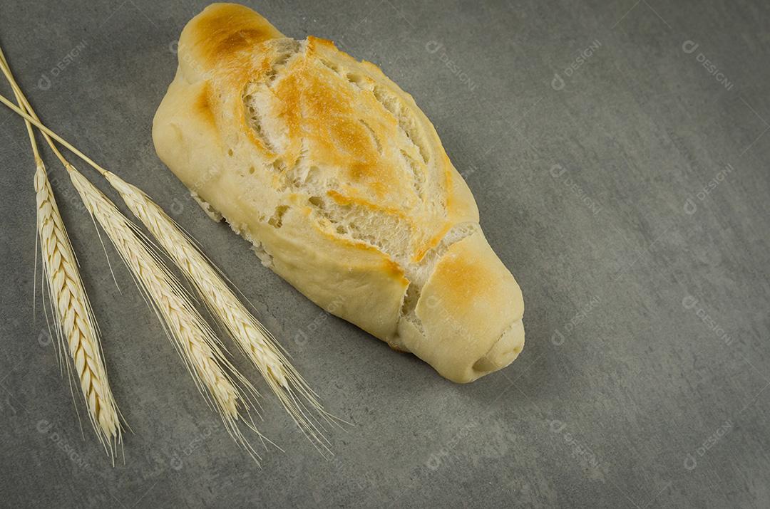 Belo pão de fermento em fundo cinza com trigo seco fl