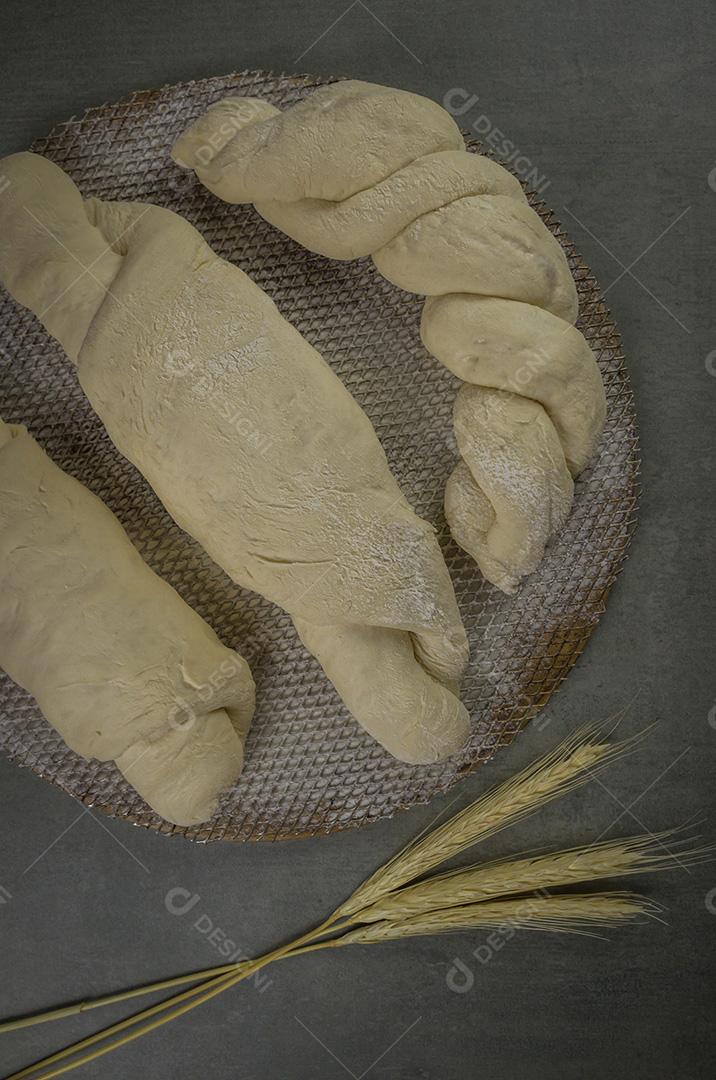Fermentação de pão de fermento, fundo cinza