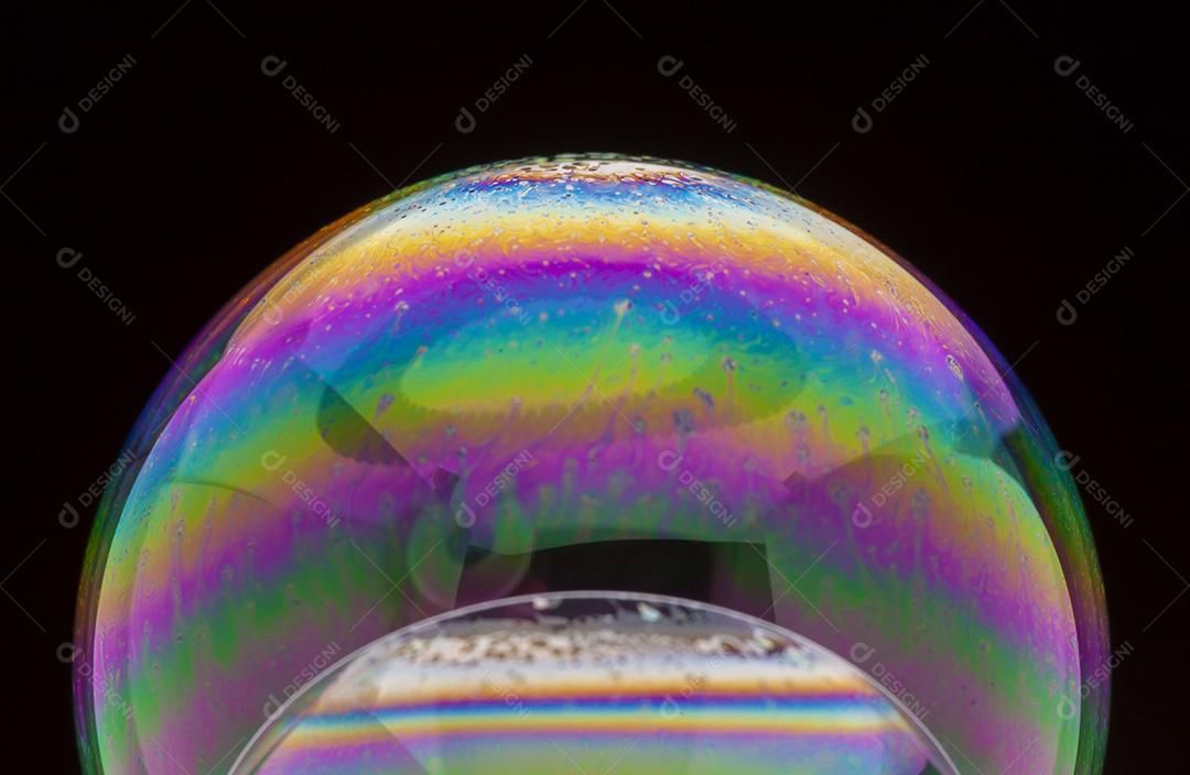 Bolhas de sabão com reflexos coloridos na superfície