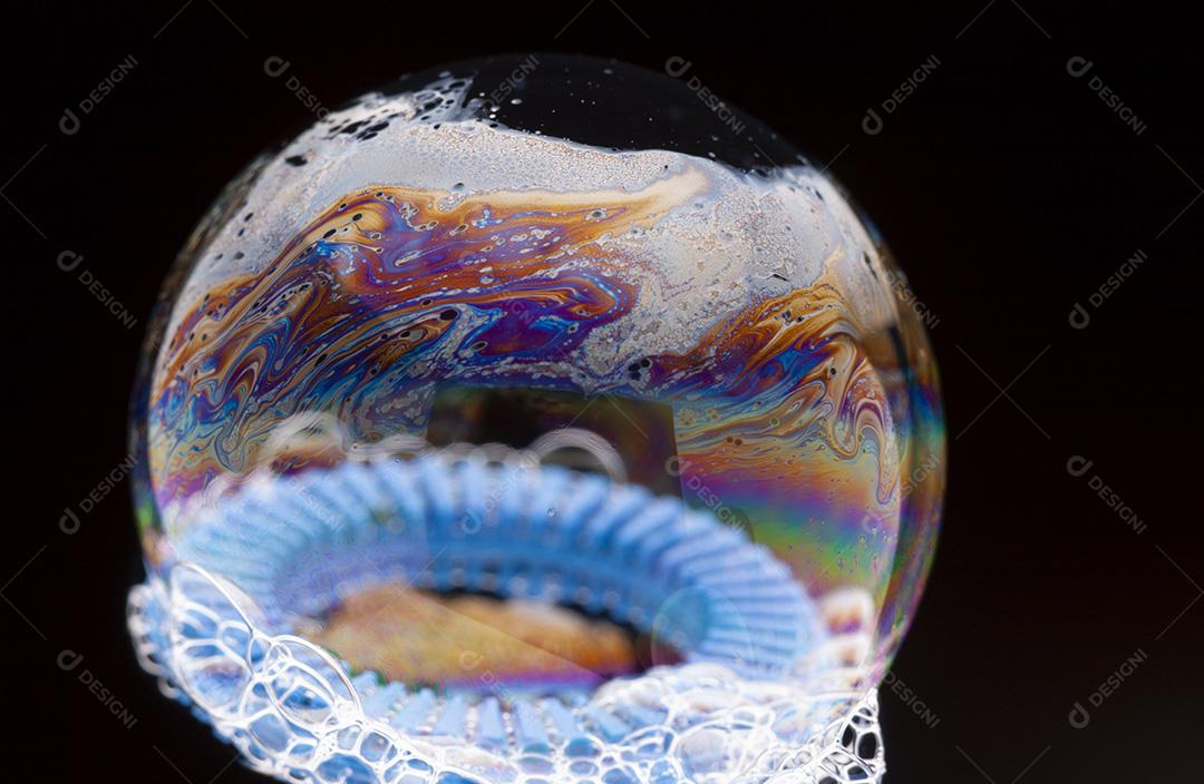 Bolhas de sabão com reflexos coloridos na superfície