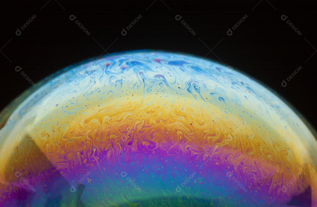 Bolhas de sabão com reflexos coloridos na superfície