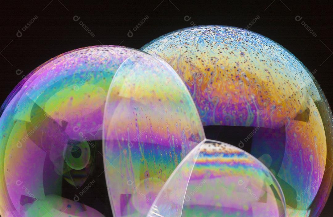 Bolhas de sabão com reflexos coloridos na superfície