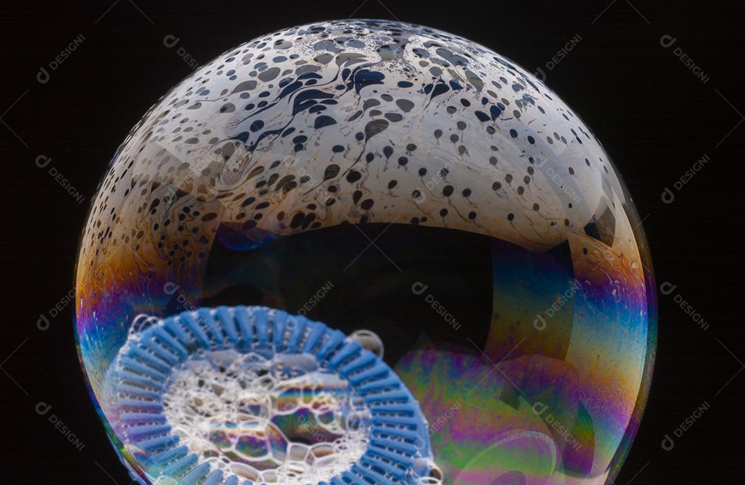 Bolhas de sabão com reflexos coloridos na superfície