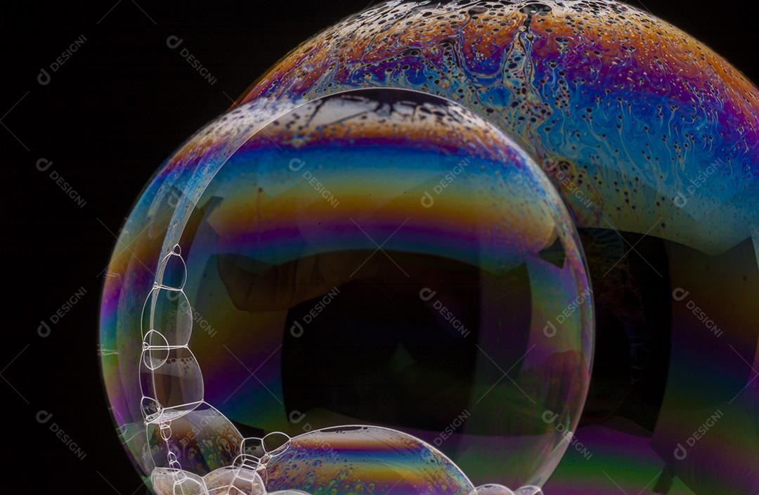 Bolhas de sabão com reflexos coloridos na superfície