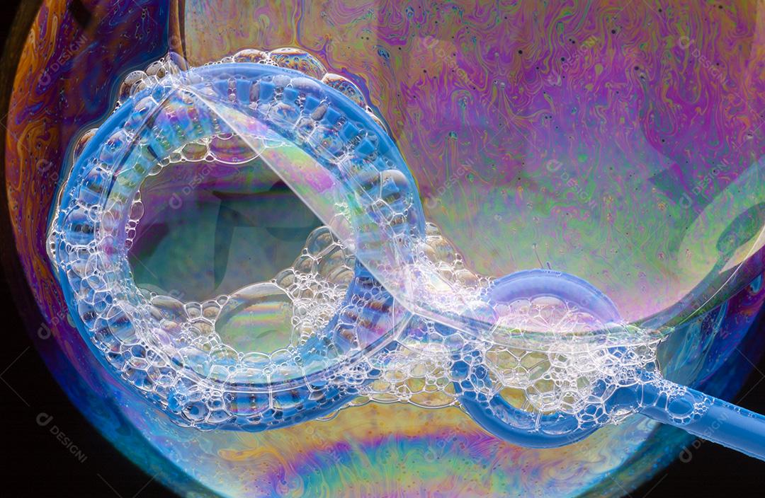 Bolhas de sabão com reflexos coloridos na superfície-2