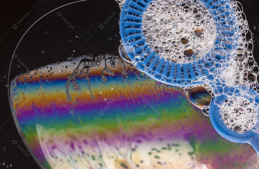 Bolhas de sabão com reflexos coloridos na superfície