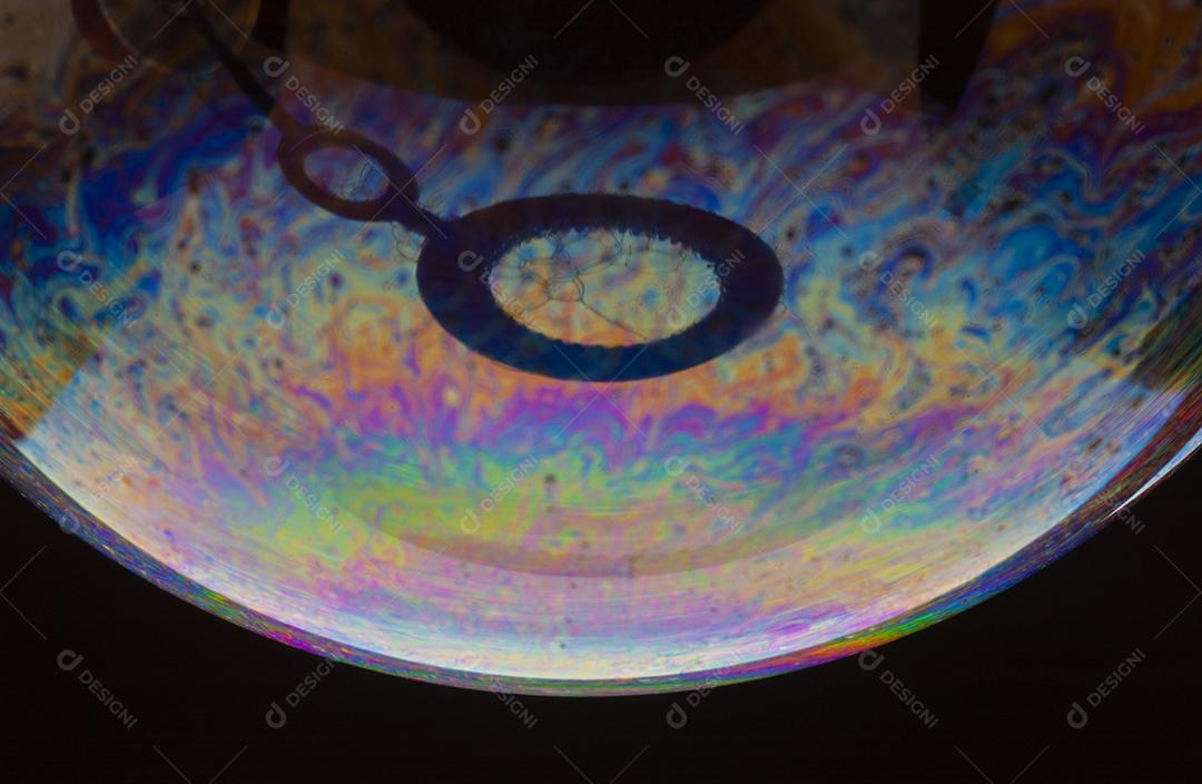 Bolhas de sabão com reflexos coloridos na superfície-2