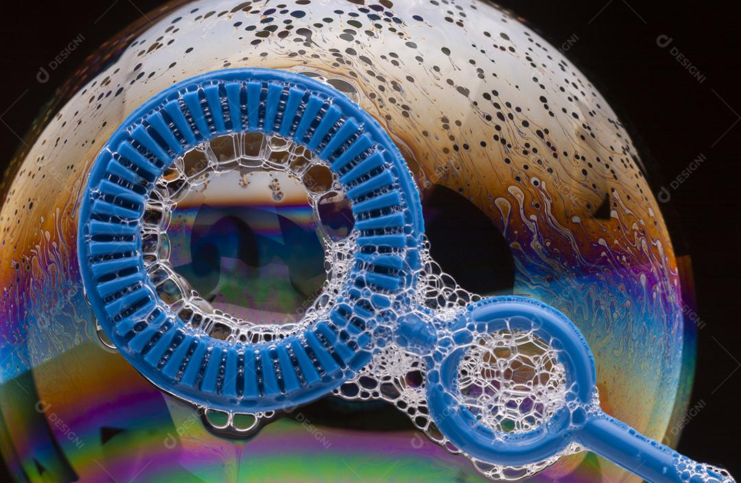 Bolhas de sabão com reflexos coloridos na superfície-2