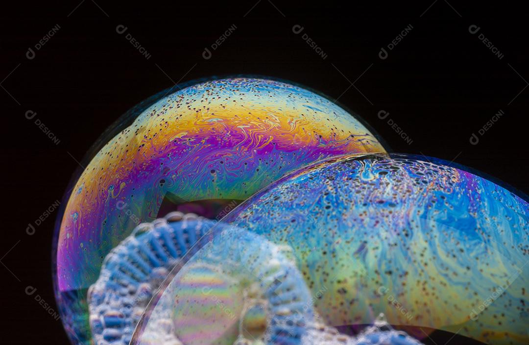 Bolhas de sabão com reflexos coloridos na superfície-2