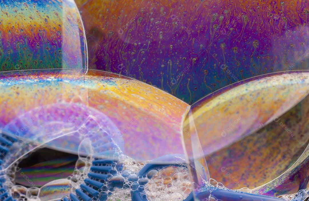 Bolhas de sabão com reflexos coloridos na superfície