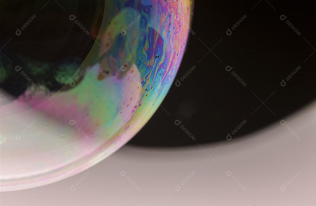 Bolhas de sabão com reflexos coloridos na superfície