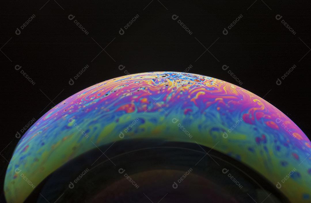 Bolhas de sabão com reflexos coloridos na superfície