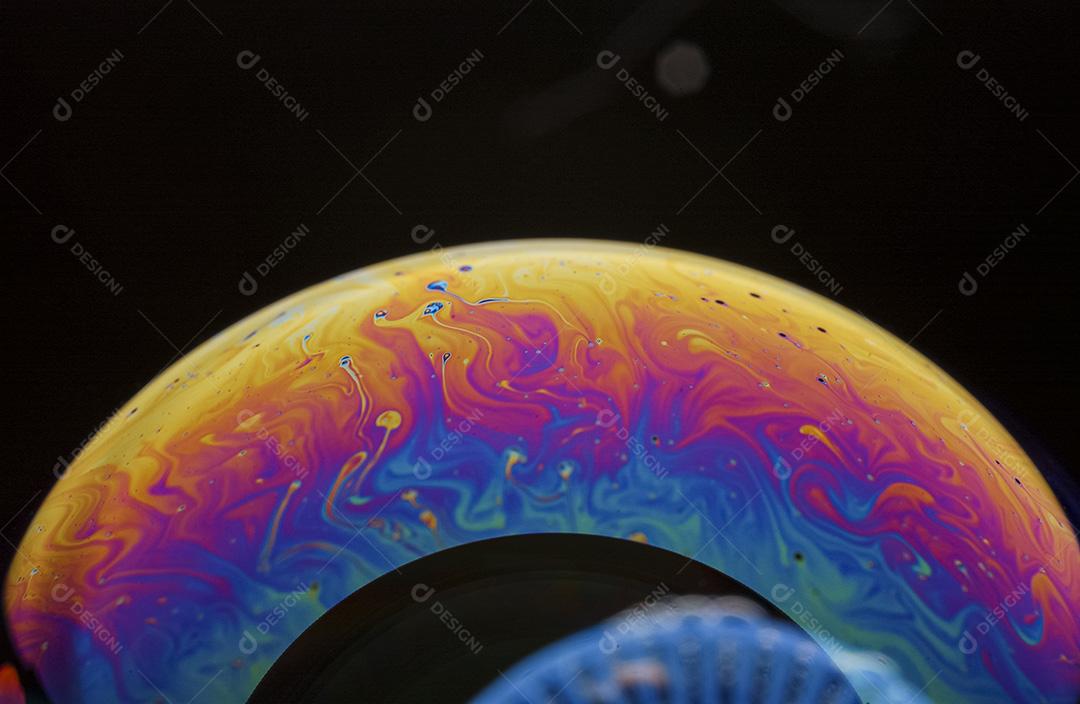 Bolhas de sabão com reflexos coloridos na superfície