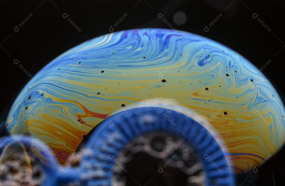 Bolhas de sabão com reflexos coloridos na superfície