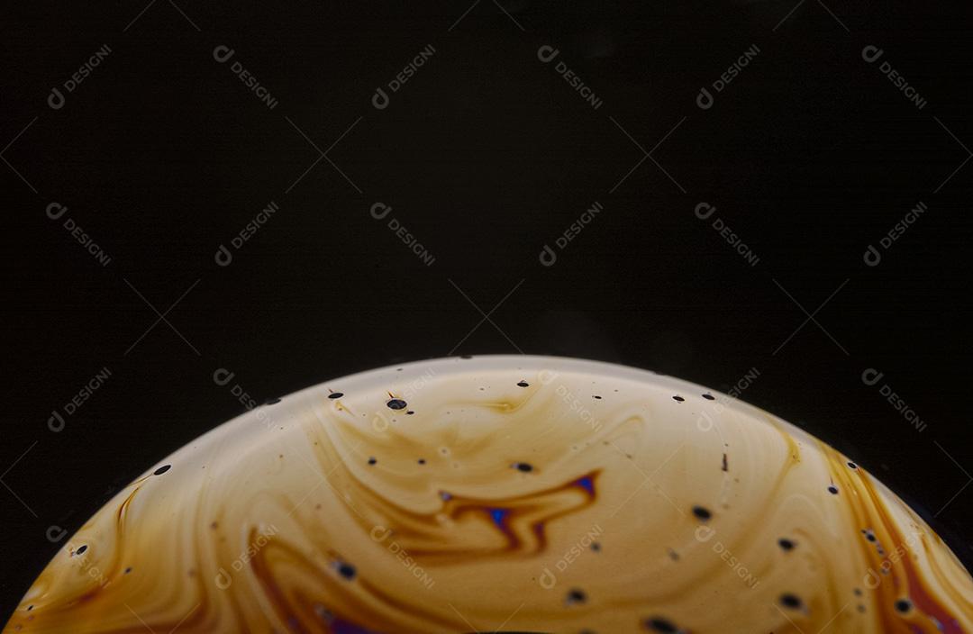 Bolhas de sabão com reflexos coloridos na superfície