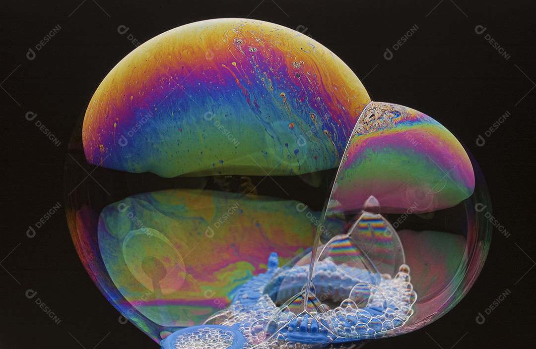 Bolhas de sabão com reflexos coloridos na superfície